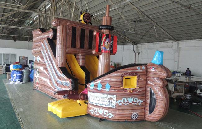 La Chambre de rebond de bateau de pirate de Brown, les enfants pleins d'entrain gonflables de bateau de pirate embarquent le château gonflable