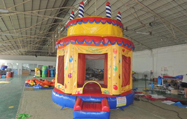 Videurs gonflables extérieurs de gâteau d'anniversaire, château d'Inflatables de Chambre de rebond pour les enfants RQL-00506