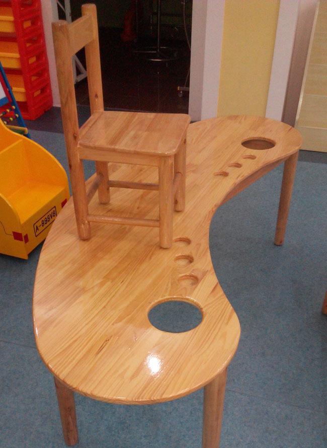 Tableaux en bois de meubles de salle de classe de nature de forme de lune pour l'usage de centre de soins de jour d'enfant