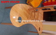 Chine Tableaux en bois de meubles de salle de classe de nature de forme de lune pour l'usage de centre de soins de jour d'enfant distributeur 