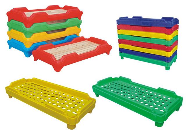 Les enfants de salle de classe de jardin d'enfants enfoncent soins de jour de plastique de meubles/en bois de lit d'école maternelle
